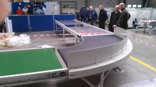 Dopravníková trasa pro dopravu pěnových výplní autosedaček