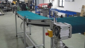 lomený pásový dopravník pro dopravu nerezových bubnů