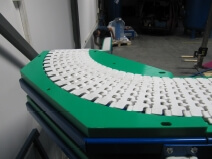 modulární lomený dopravník pro dopravu keramických destiček