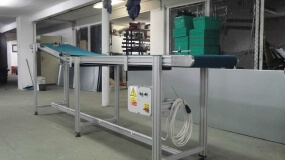 lomený pásový dopravník pro dopravu nerezových bubnů